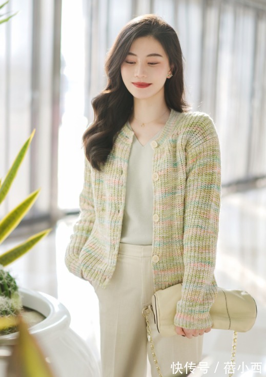 直筒裤|40岁女人选裤子“穿白不穿黑”,借鉴这一组搭配要点,优雅又体面