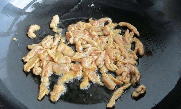 不管炒什么瘦肉，都别着急下锅炒，学会正确做法，肉软嫩不柴，香