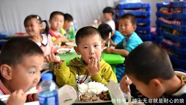 幼儿园|幼儿园老师在家长群发孩子午睡照，发觉不对急忙撤回，却为时已晚