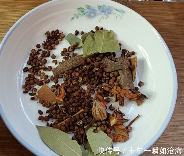 干煸麻辣花生,下酒必备,麻辣入味,做法简单