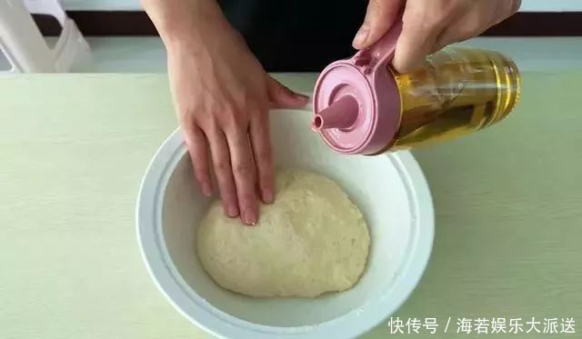 油条|炸油条时，用小苏打还是食用碱都不好吃，大厨教你更好吃做法