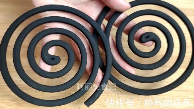 一卷纸巾就能把蚊香完整地分离,一秒一个,真是太神奇了