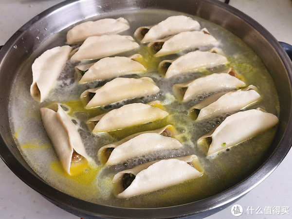 锅贴|饺子吃腻了试试做这面食，外焦里嫩汤汁鲜美比饺子好吃