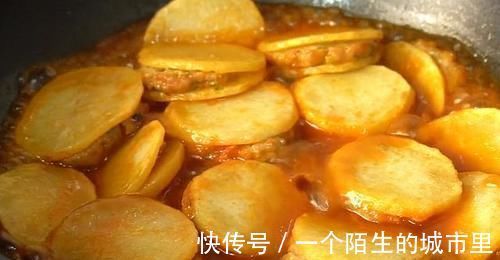 好吃|4个土豆1斤肉，教你最好吃的做法，酸甜开胃香而不腻，太好吃了