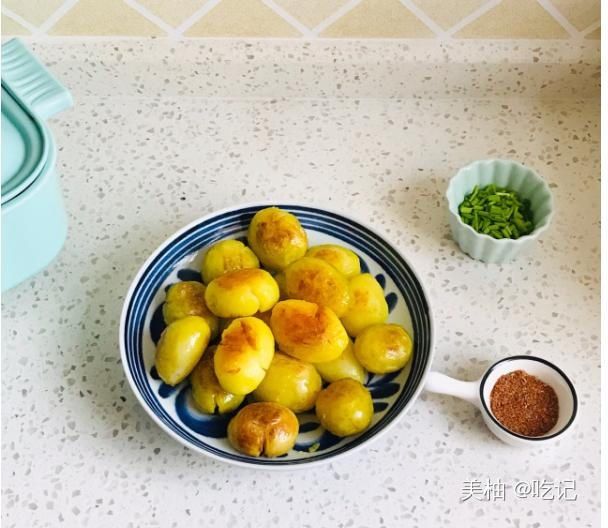 土豆的吃法多种多样，试一试这个椒盐小土豆，简单易做