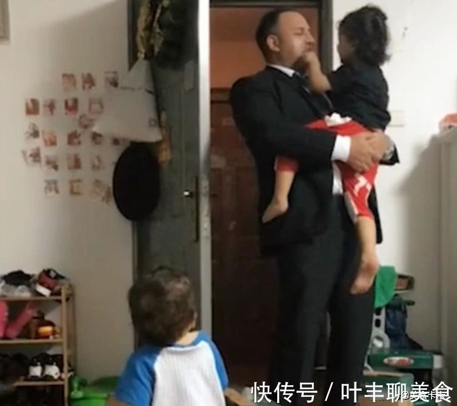 姐姐|爸爸回家先抱的姐姐, 1岁小宝宝气坏了, 不理他直接找妈妈