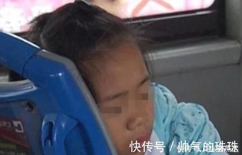 楠楠|老人丢掉男孩书包“逼让座”,孩子爸爸看到按住宝宝:坐好别动!