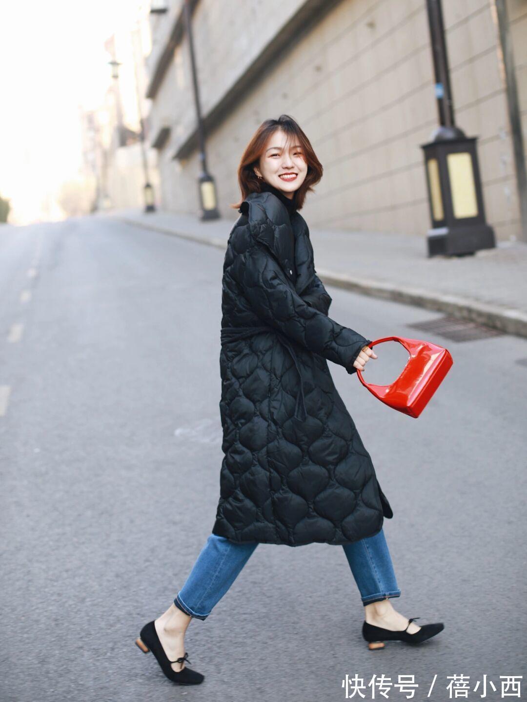 烟灰色|“长羽绒服”的高阶穿法来了,冬季选这4个颜色,显得年轻又优雅