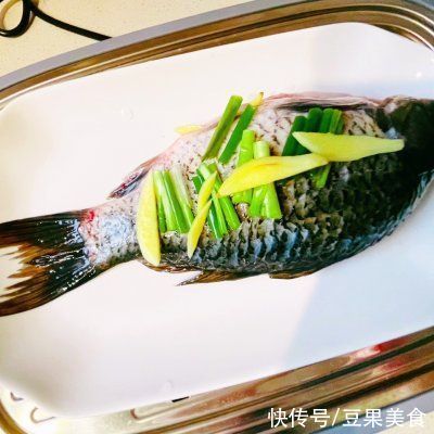 夏日|两块钱搞定一道家常美食#夏日开胃餐#清蒸鲫鱼鲜红汁
