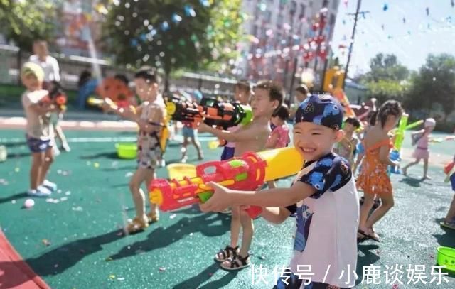 水枪|“熊孩子”在5楼窗户上玩耍,这样的孩子估计只有容嬷嬷治得了吧