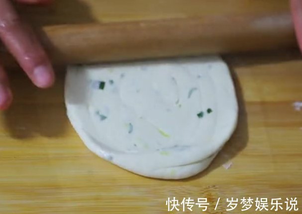 葱花饼|做法超简单的葱花饼，一口酥脆，葱香十足，好吃到停不下来