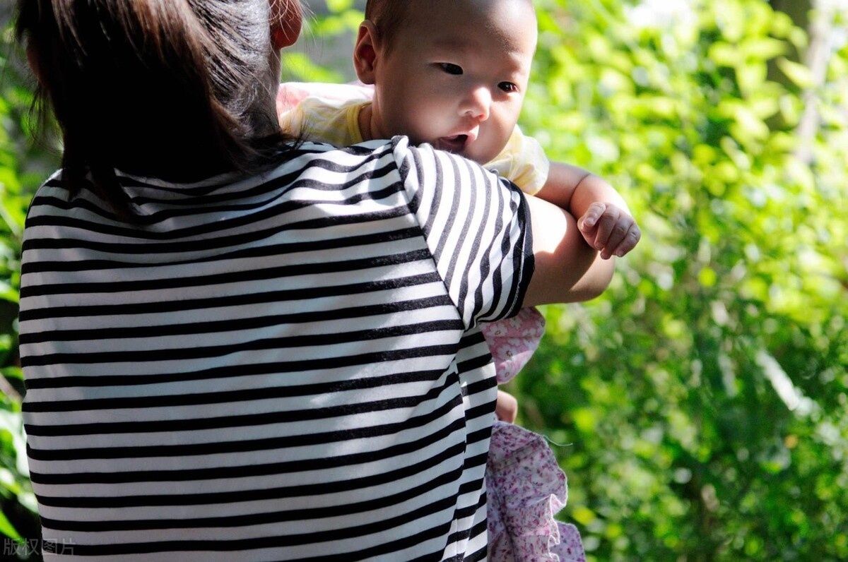 冬天|2岁没妈男孩，大冬天光着脚，奶奶：太想妈妈时就让姑姑抱抱他