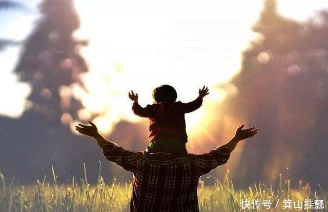 宝爸给儿子做了“简易秋千”,宝贝玩得很开心,宝妈进屋后气炸了