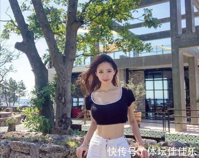 T恤 短款T恤搭配高腰牛仔裤,小姐姐看上去又高又瘦!