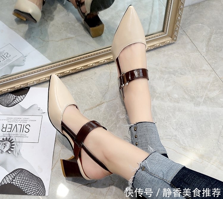 四十四岁妈妈，不穿高跟鞋，平时的她就穿这样的凉鞋，优雅年轻多