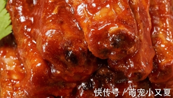 为啥排骨焯水后变得又柴又腥？看完大厨的操作才明白，是用错水了