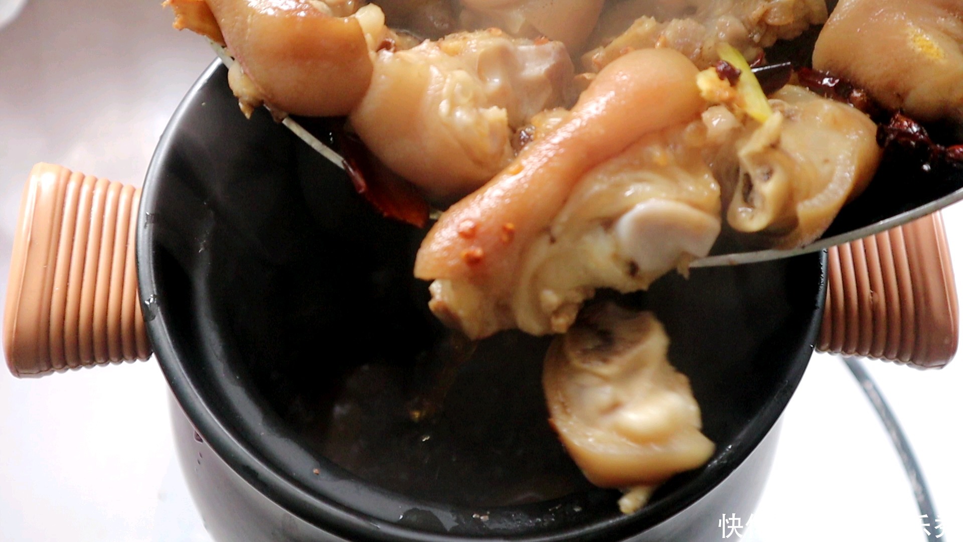  好吃|猪蹄最好吃的做法，软糯咸香，边煮边流口水，关键好吃还不长肉