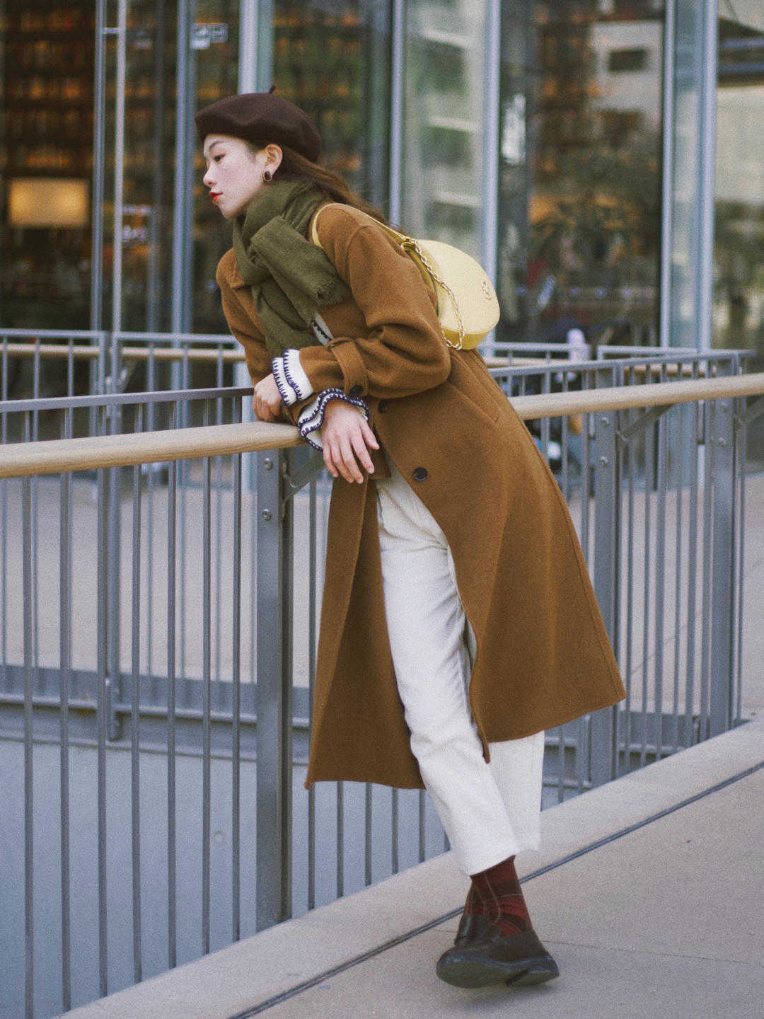烟管裤|今年秋冬,有种穿法叫“大衣+裤子”火了,上身后没想到那么气质