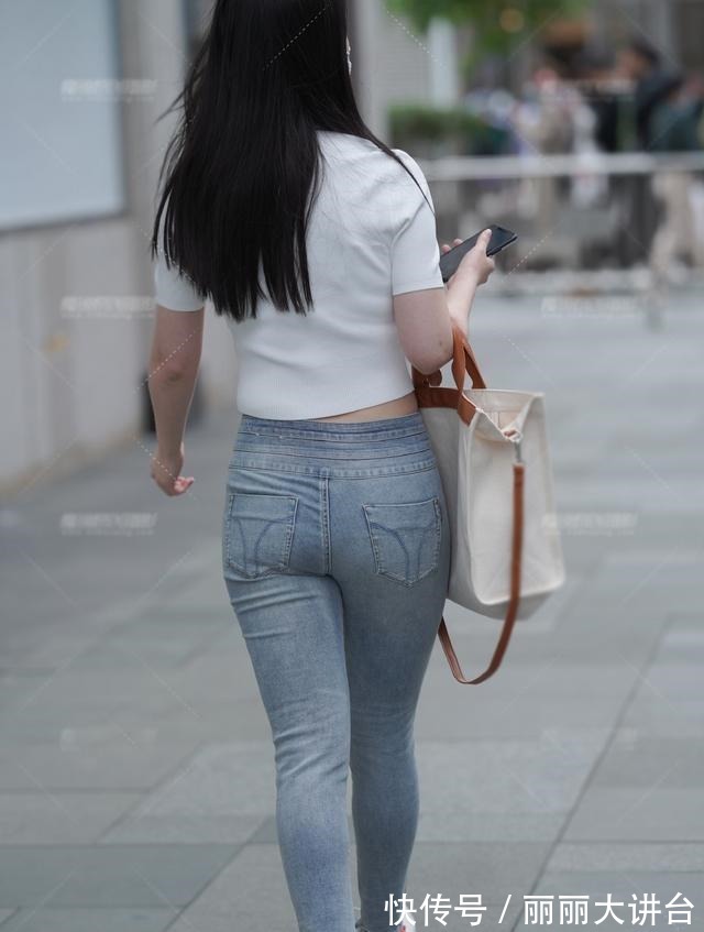 穿搭 针织短袖露脐衫,配修身牛仔裤,清凉舒适又简单美丽大方!