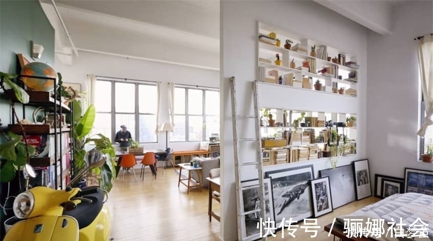 夫妻俩|夫妻俩住进83㎡阁楼公寓，书架墙当隔断，现代乡村风又暖又舒适