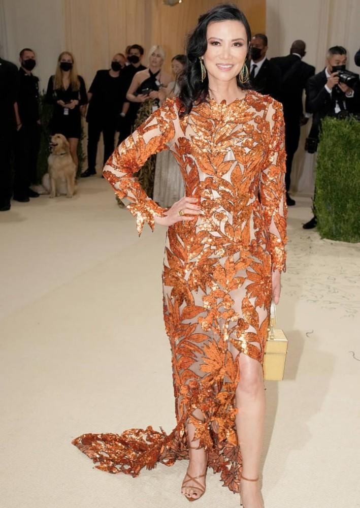 不老女神|邓文迪不愧是“商圈女神”,亮片修身连衣裙秀曼妙身材,高挑精致