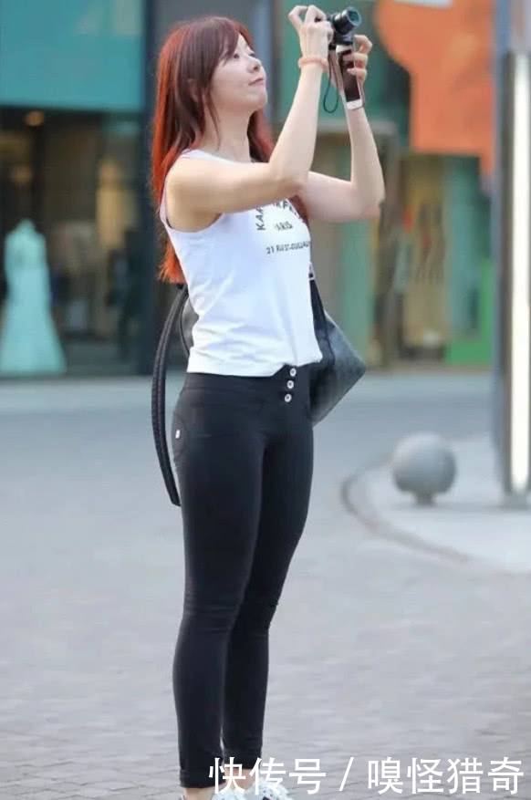 休闲|街拍美女:边走边拍小姐姐,简单穿搭休闲清爽,人生处处是风景!