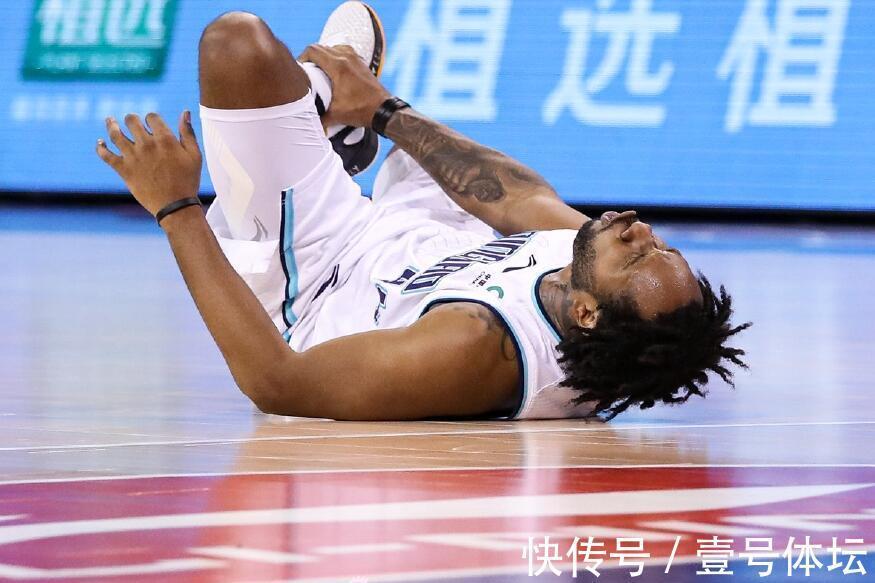 严惩|篮协或严惩苏伟!广东再次10分钟伤3人,杜锋也保不住他