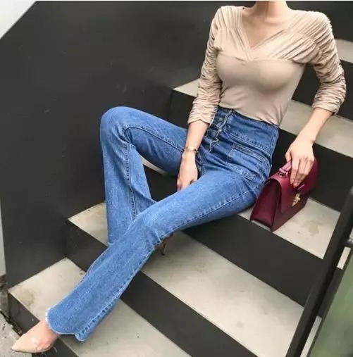 女人们|高腰喇叭牛仔裤，穿出修长的腿部线条，让你更有魅力