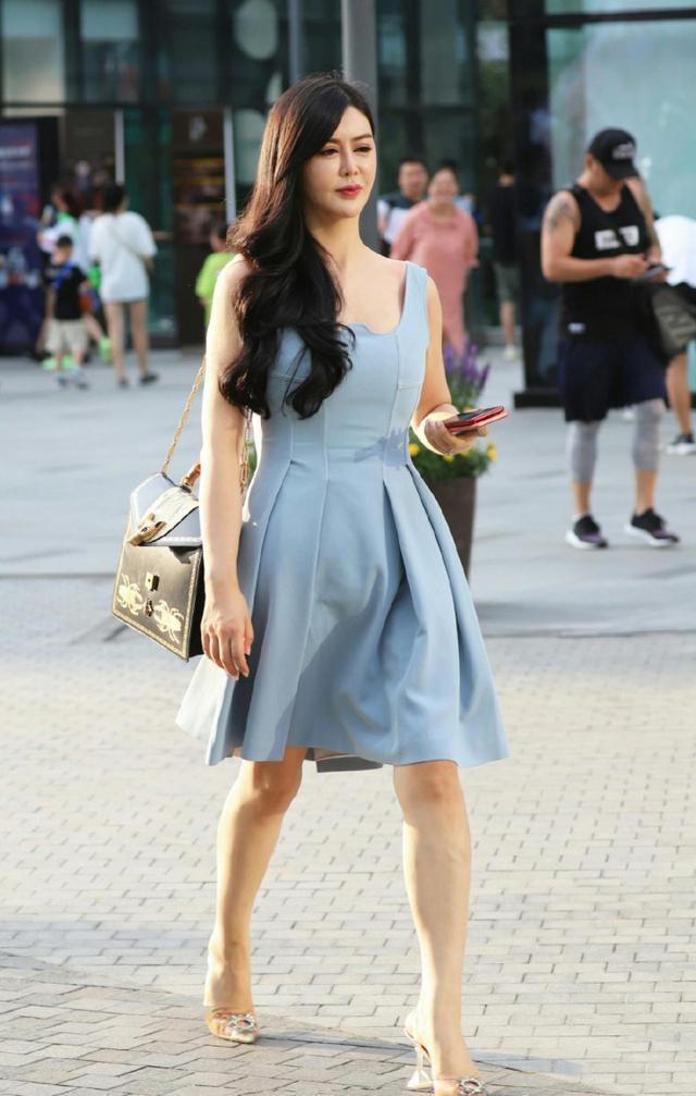 街拍减龄裙装舒适耐看,轻松演绎青春优雅风