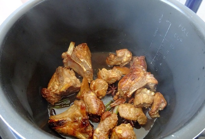 这个方法焖排骨,百吃不厌,不加一滴水,鲜香软烂又入味,特香