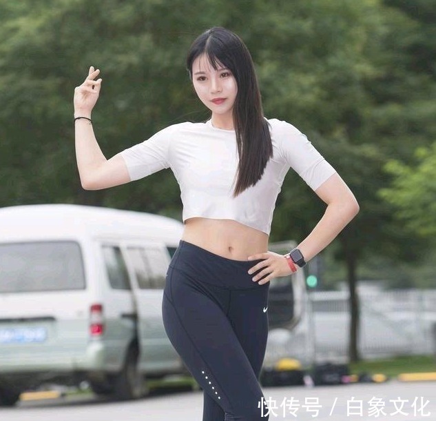 破洞牛仔裤 多肉女生就穿打底裤,“收胯提臀”尽显腰身,修饰身材,展现自己