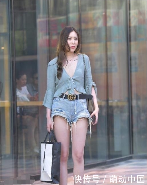 衣服|街拍:透视上衣搭配短裤,小姐姐把可爱的衣服穿出了御女的感觉