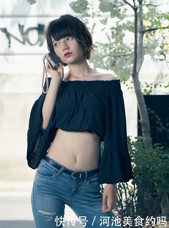 时尚穿搭:牛仔裤搭配露脐上衣,秀出娇艳动人的气质。