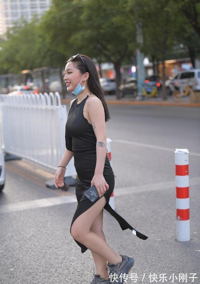 颜色 逛街的连衣裙美女，搭配风格时尚一些，简约休闲