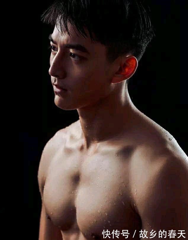 身材|爱好音乐的胸肌帅哥,完美的身材与英俊硬朗的脸展现男儿特有气质