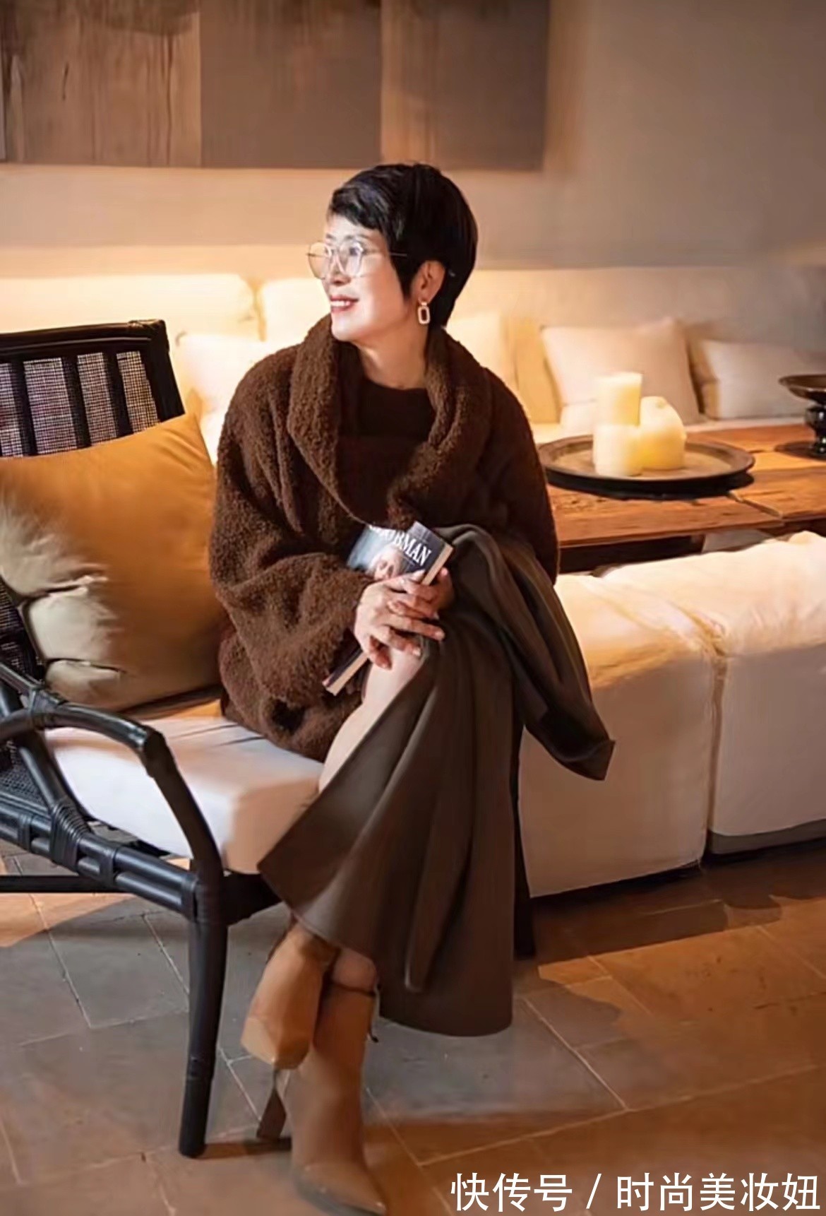 毛衣|60岁的女人越简单越高级,看这位奶奶的穿搭,显得气质又优雅