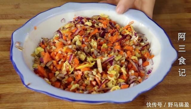 玉米面最好吃的做法,开水一烫,简单一揉,比吃肉还过瘾,太香了