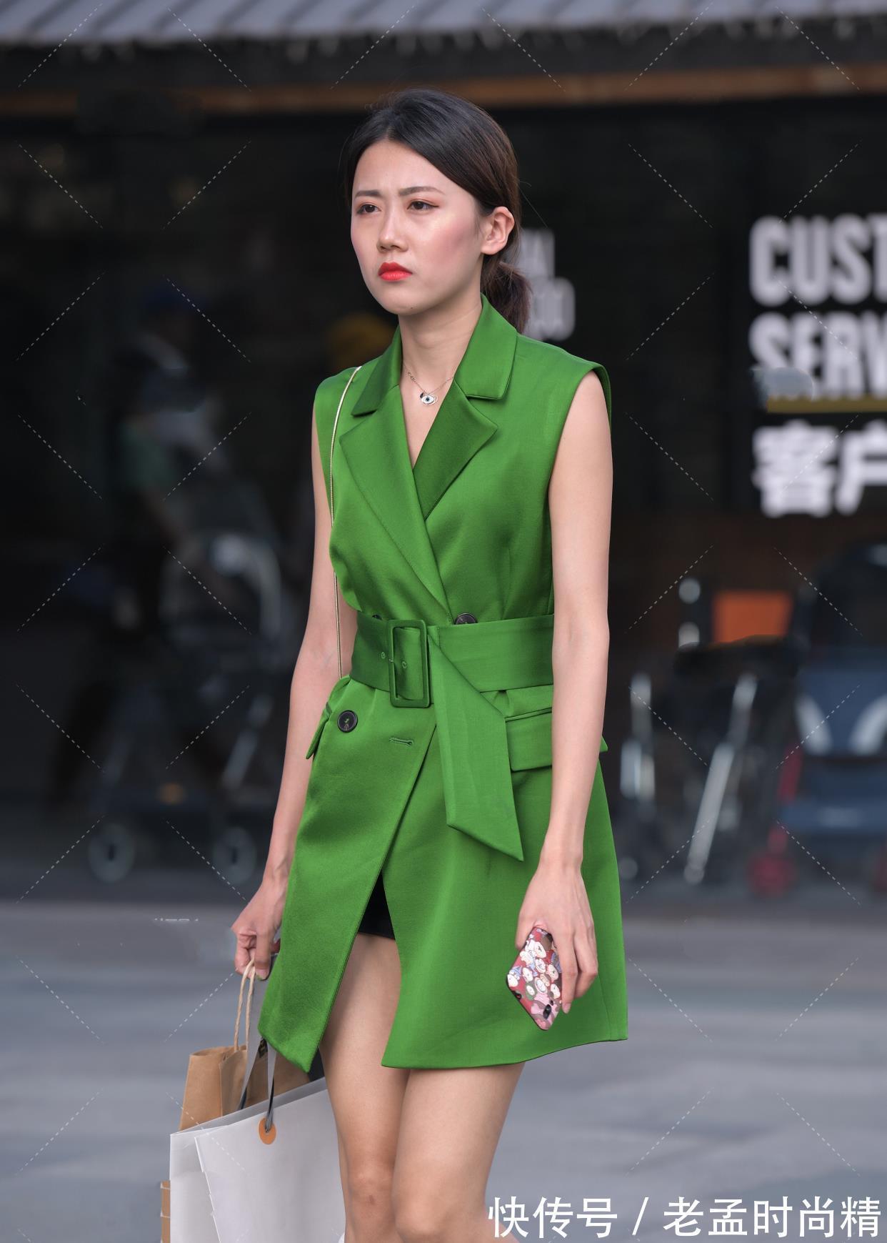 西装 绿色西装领连衣裙,收腰设计很显瘦,职业女性的职业装