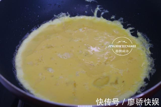 炒鸡蛋加牛奶没错，炒出来又滑又嫩，一不小心就光盘