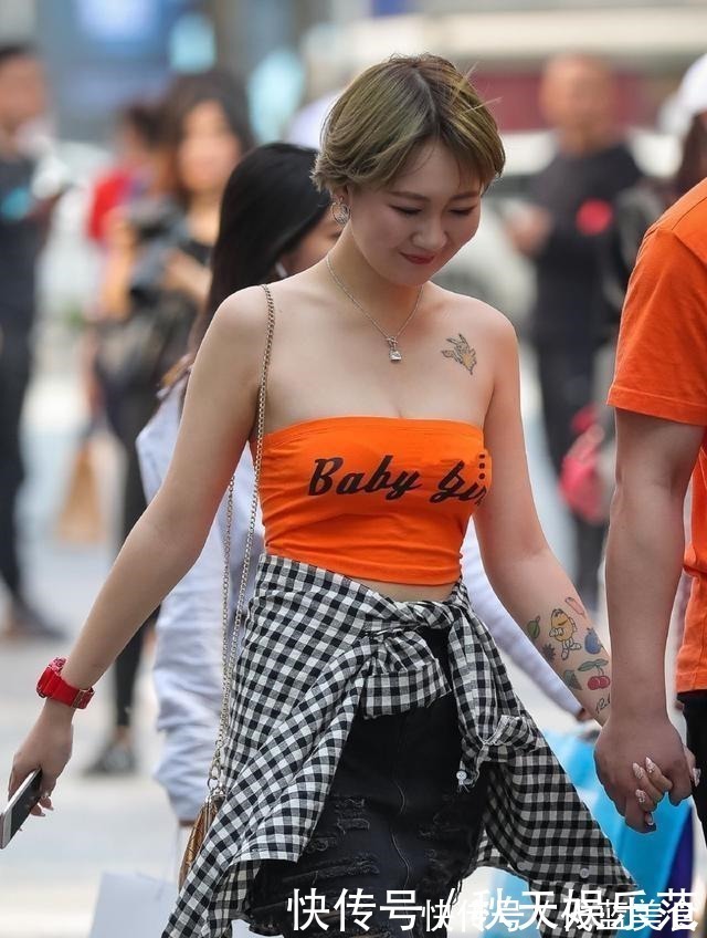 抹胸 露脐抹胸+牛仔裙，使胖女孩显瘦、性感、淘气