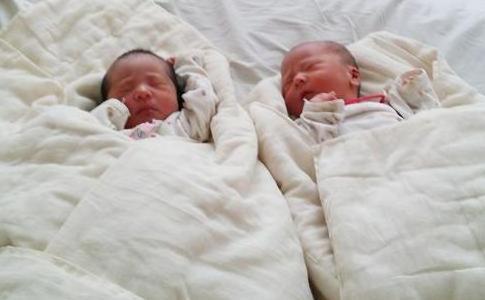 老夫老妻|双胞胎宝宝女翻男,护士出产房报喜,没想到家属却没一个开心的