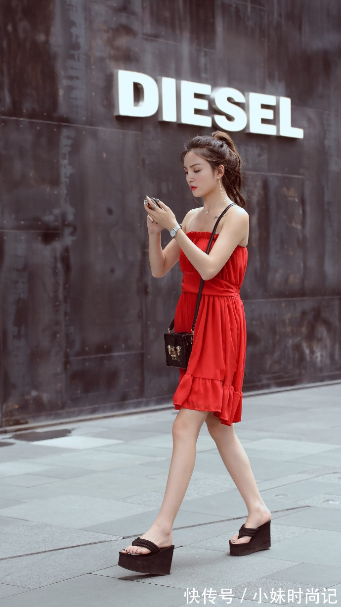 街拍 成都街拍,黑色一字肩上衣搭配毛边牛仔裤,甜美中带点性感