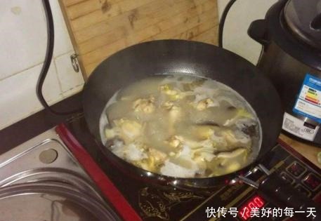 真的|炖鸡汤要不要焯水,大厨无意说漏嘴,30年的鸡汤真的是白喝了
