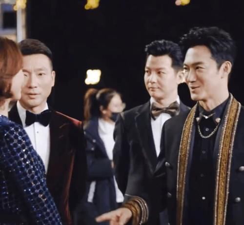 央视春晚新主持张韬帅气，高颜值神似黄晓明，与董卿康辉相处融洽