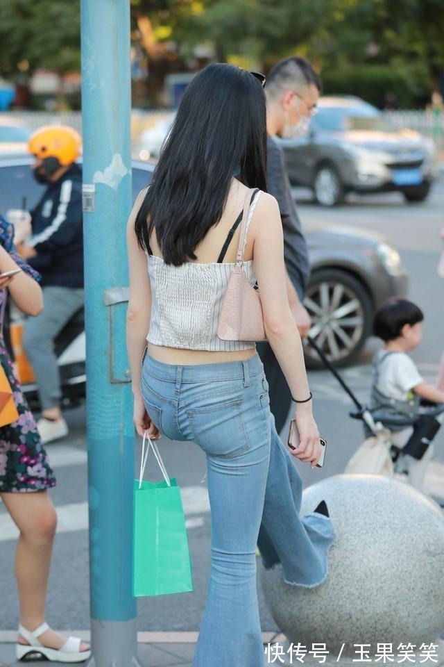 小白 条纹条带搭配喇叭牛仔裤，简约百搭休闲显瘦，时尚优雅的最美诠释！
