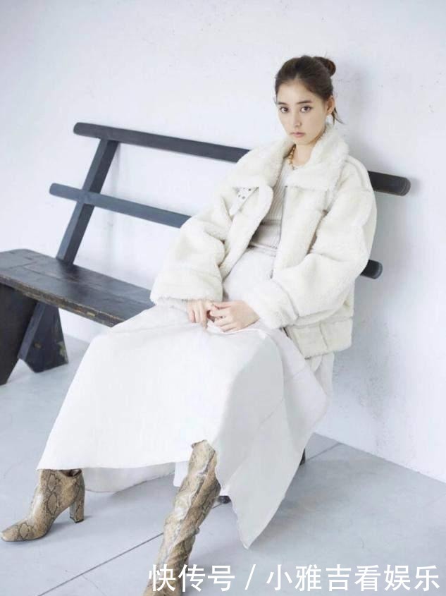  优雅|大衣下面不一定要搭裤子，今年流行“大衣+半身裙”，优雅显高级