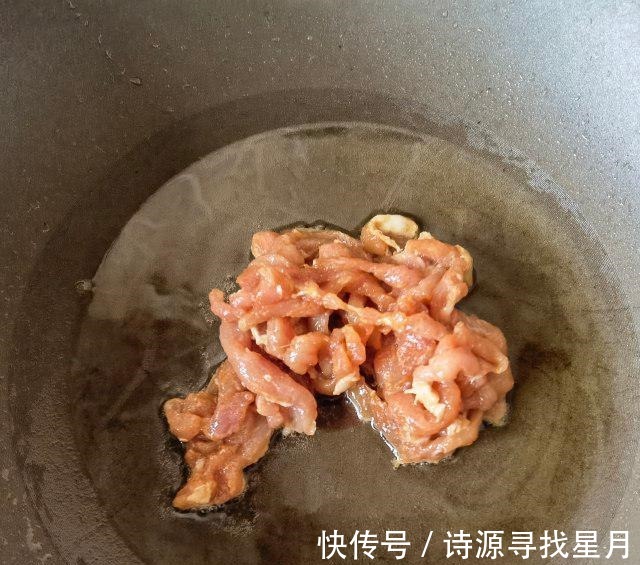 一溪月|芹菜肉丝炒面，油润鲜香，好吃极了！