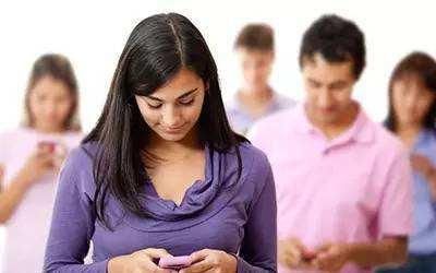 颈椎病|颈椎疼、脖子僵多半是3个原因所致教你2招，和颈椎病说拜拜