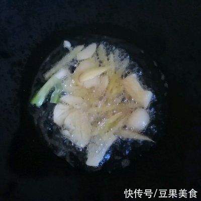 青红椒|你青红椒爆炒鱿鱼花的正宗做法，简单几步，越吃越上瘾