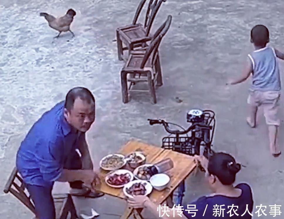 饭桌|嫌童年不完整?熊孩子骑车撞饭桌激怒爷爷,撒腿就跑结局让人大笑